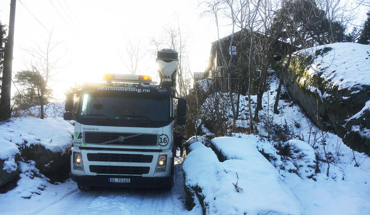 Betongbil på smal vei